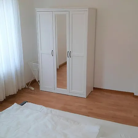 Helles, Moebliertes Zimmer In Schoener, Zentraler Wg